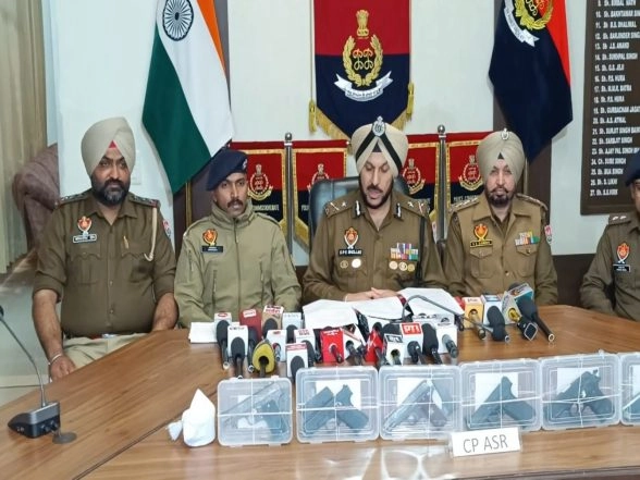 India News | Five Held in Amritsar with Pistols, Heroin, Rs 11.9 Lakh Drug Money