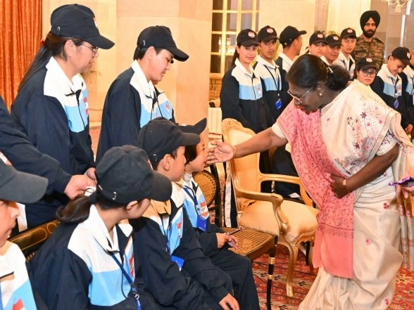 India News | President Murmu Receives Specially-abled Children from Ladakh at Rashtrapati Bhavan