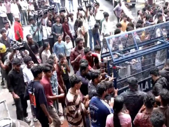 India News | Kerala University: SFI Protestors Clash with Police, Enter Campus over Youth Festival Funds