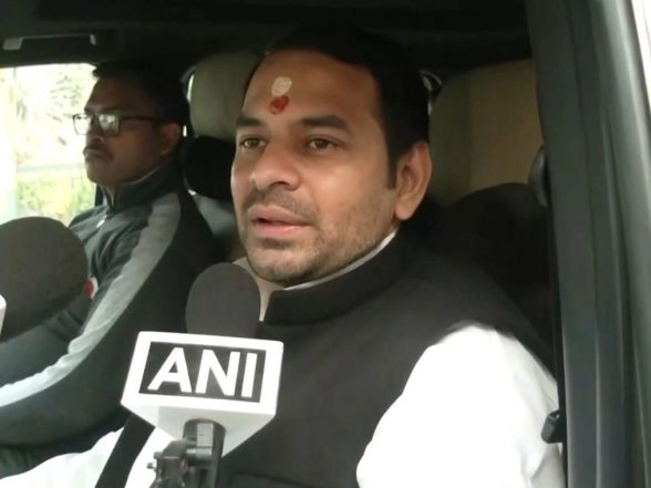 India News | JJD President Tej Pratap Yadav Announces Financial Aid of Rs 11 Lakh for Actor Rajpal Yadav's Family