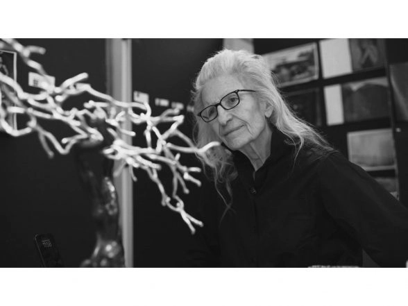 Business News | Annie Leibovitz Receives Lifetime Achievement Award, Set to Begin New Creative Chapter in India