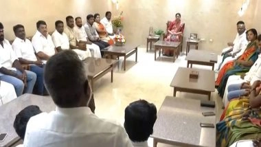 India News | Expelled AIADMK Leader Sasikala Holds Meeting with Her Supporters for Tamil Nadu Polls