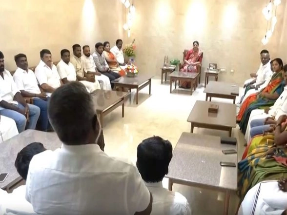India News | Expelled AIADMK Leader Sasikala Holds Meeting with Her Supporters for Tamil Nadu Polls