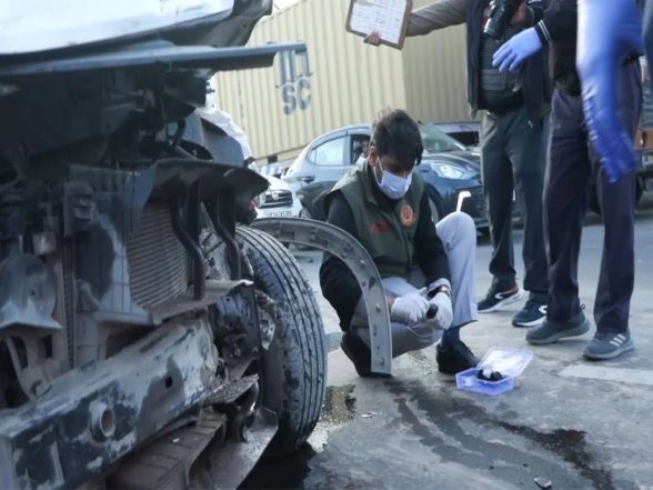 India News | 2 Dead as Car Rams into Truck on Delhi-Meerut Expressway