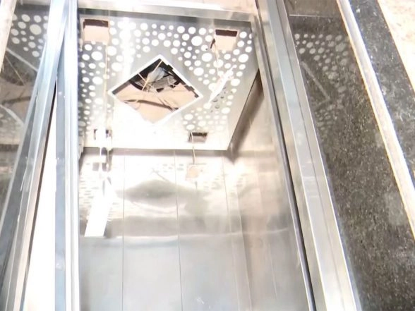 India News | Five Injured as Lift Collapses from Fourth Floor in Mumbai's Byculla
