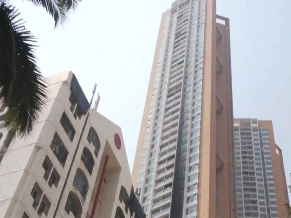 India News | Mumbai: Fire Breaks out on 9th Floor of 45-storey Building in Goregaon East