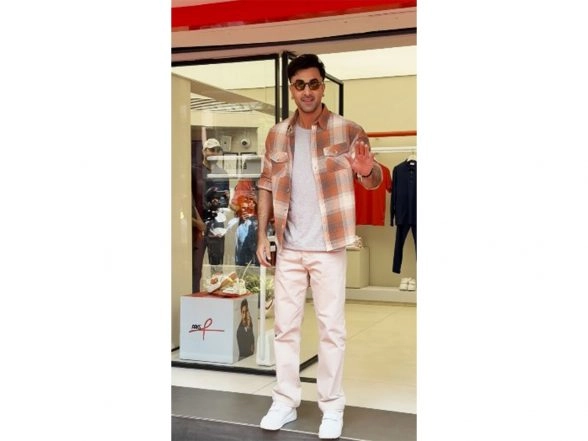 Entertainment News | Mumbai Diaries: Ranbir Kapoor Steps out in City in Cool Look, Celebrates 1 Year of 'ARKS'