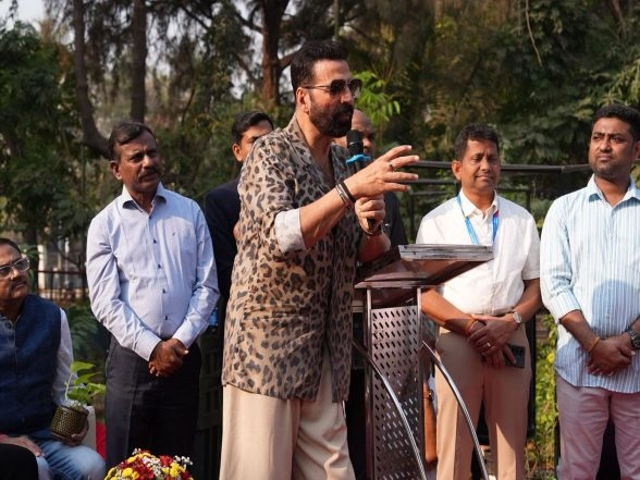 Entertainment News | Akshay Kumar  Inaugurates Andheri's Flower Show