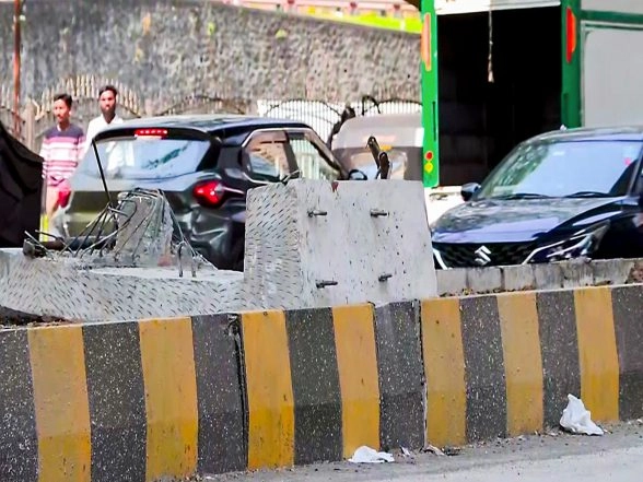 India News | Maharashtra CM Fadnavis Orders Inquiry into Mumbai Metro Pillar Collapse, Announces Financial Aid to Victims