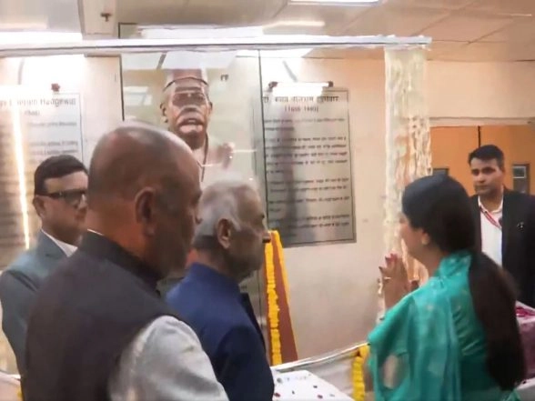 India News | Delhi CM Rekha Gupta Unveils RSS Founder Keshav Baliram Hedgewar Statue in Shahdara