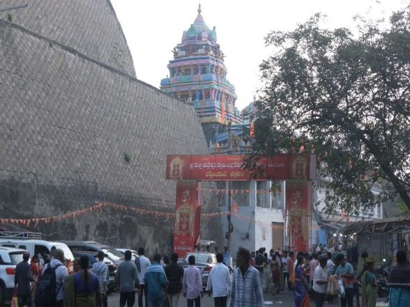 India News | Andhra Pradesh: Krishna River Witnesses Influx of Devotees Taking Holy Dip on Mahashivratri in Vijayawada