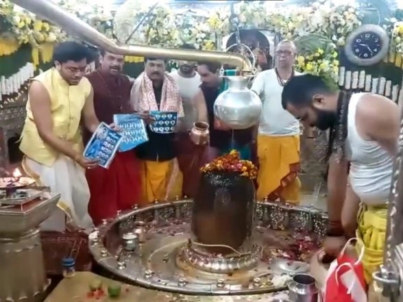 India News | Devotees Throng Ujjain's Mahakaleshwar Temple on Mahashivaratri, Pray for India's Victory Vs Pakistan in T20WC Clash