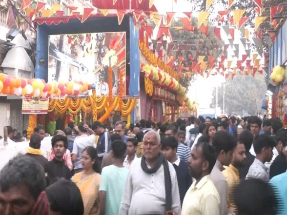 India News | Devotees Gather in Large Numbers at Kolkata's Bhootnath Temple to Offer Mahashivratri Prayers