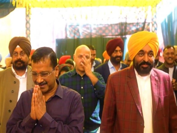 India News | AAP Chief Kejriwal, Punjab CM Bhagwant Mann Offers Prayers at Rankeshwar Mahadev Temple in Dhuri on Mahashivratri