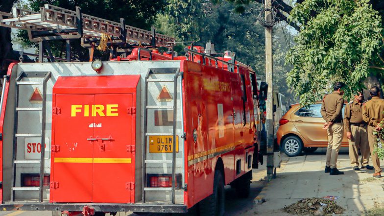 India News | Three Injured After LPG Cylinder Sparks Fire in New Delhi