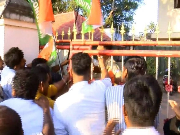 India News | Indian Youth Congress Protests Outside Kerala Health Minister's Residence After Scissors Found in Woman's Abdomen Years After Surgery