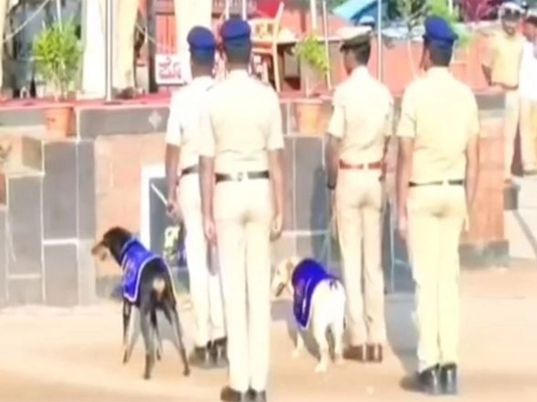 India News | Vijayapura Police Bid Farewell to Veteran Canines Raksha, Stella After 12 Years of Service; 2 New Dogs Join