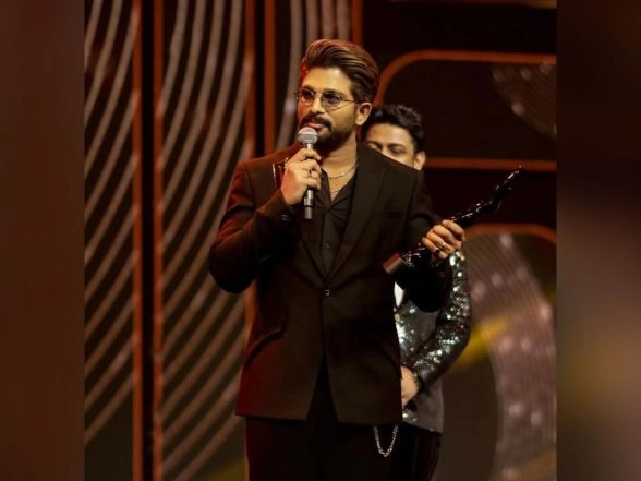 Entertainment News | Land Where I Am Loved in Unique Way: Allu Arjun Dedicates Best Actor Award to Fans