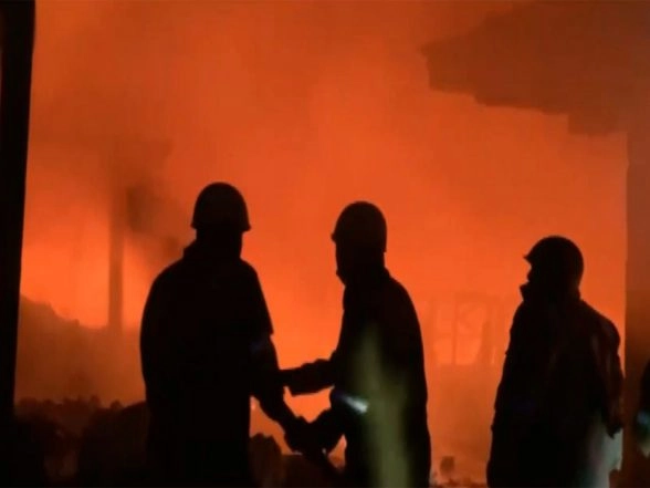 India News | Uttar Pradesh: Fire Breaks out at Factory in Hapur; Relief Work Underway