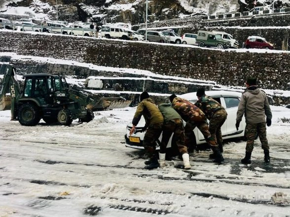 India News | Heavy Snowfall Strands 350 Tourist Vehicles Near Sikkim's Tsangu; Rescue Operations Underway