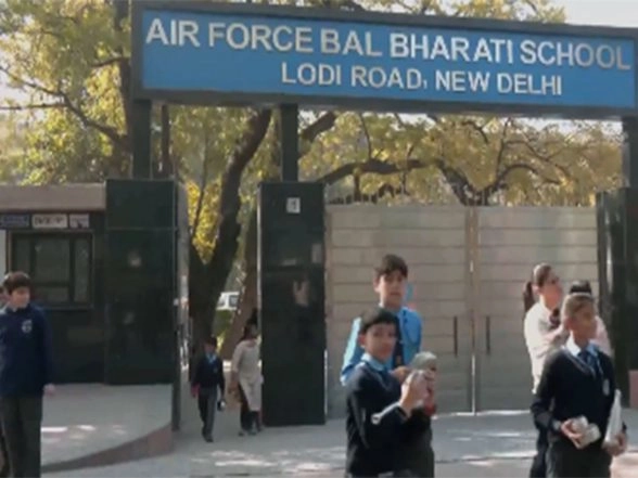 India News | Bombs Threat Emails Received at Two Schools in Delhi; Nothing Found Yet