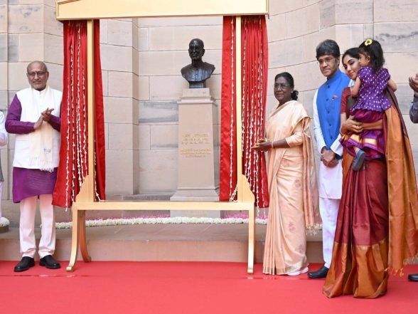 India News | President Droupadi Murmu Unveils Bust of Chakravarti Rajagopalachari at Rashtrapati Bhavan