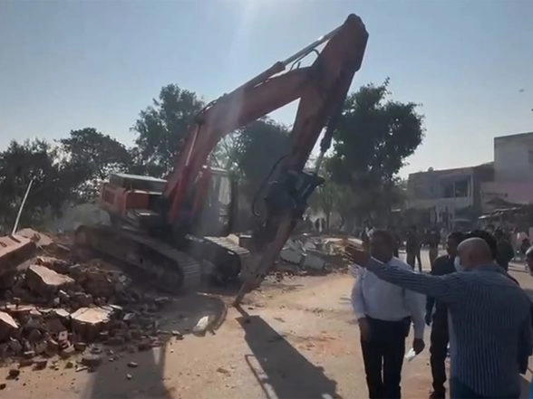 India News | Rajkot's Biggest Riverbed Clean-up: Over 1,500 Illegal Structures Razed in Massive Jangleshwar Demolition Drive