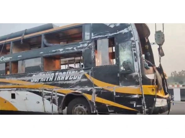 India News | 5 People Dead After Private Double-decker Bus Overturns on Lucknow-Purvanchal Expressway