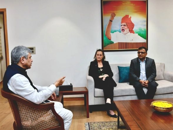 India News | Union Minister Ashwini Vaishnaw Meets Merck Electronics EVP Katherine Dei Cas, Discusses Semiconductor Collaboration