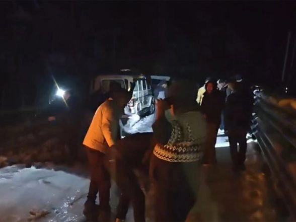 India News | Sikkim: 541 Tourist Vehicles Stuck Near Tsomgo Lake; Tourists Evacuated Safely