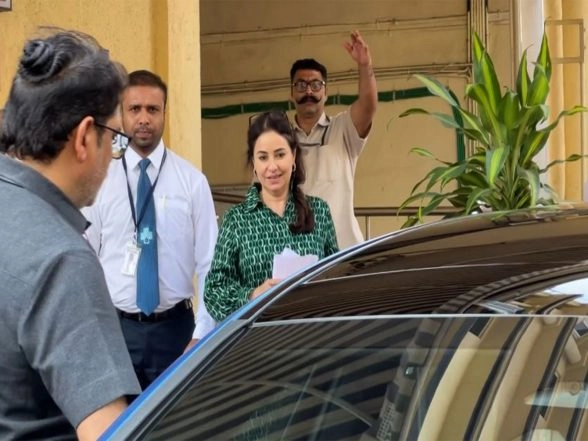Sports News | Sachin Tendulkar's Wife Anjali Visits Lilavati Hospital to Check Ailing Salim Khan's Health