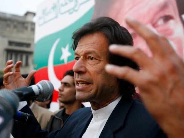 World News | Ex-Pakistani PM Imran Khan's Sisters Criticise Tehreek-e-Insaf Leadership for 'silence' on His Legal Cases