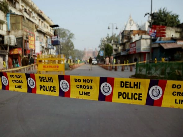 India News | Armed Robbers Loot Jewellery Worth Rs 60 Lakh in Delhi's Chandni Chowk; Victims Held at Gunpoint