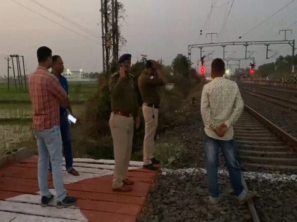 India News | WB: Bomb Reported on Railway Tracks Near Sainthia Railway Station in Birbhum