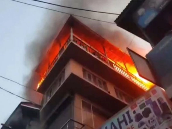 India News | Major Fire Breaks out in the Main Market of Bandipora; Fire Services Rush to Control