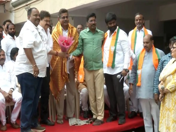 India News | Telangana BJP President Ramchander Rao Meets Madhu Park Ridge Apartments Residents Alleging Eviction Threat