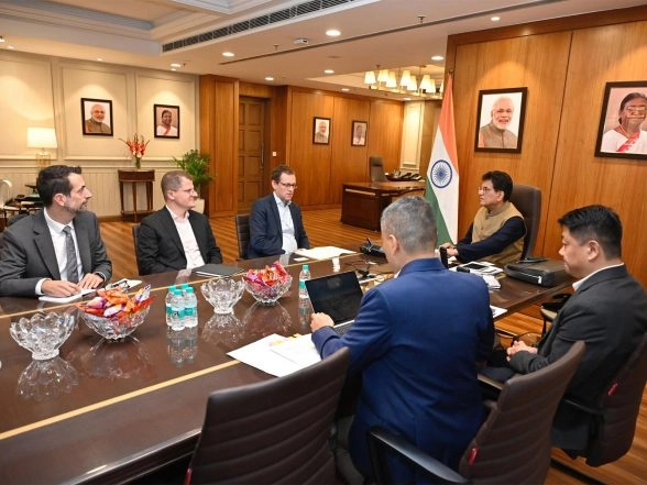 Business News | Piyush Goyal Meets Zurich Airport International MD, Discusses Future Investment in Noida International Airport