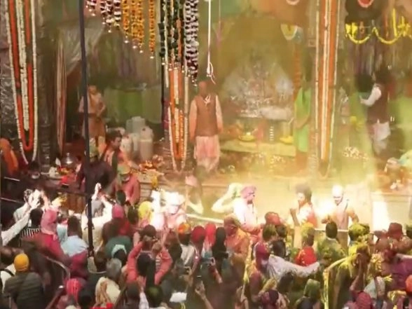 Entertainment News | Devotees Participate in Holi Utsav at Banke Bihari Temple in Vrindavan