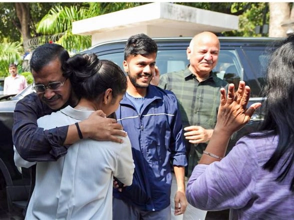 India News | 'Prosecution Fails to Cross Even Prima Facie Threshold': Delhi Court Discharges Kejriwal, Sisodia in Excise Policy Case