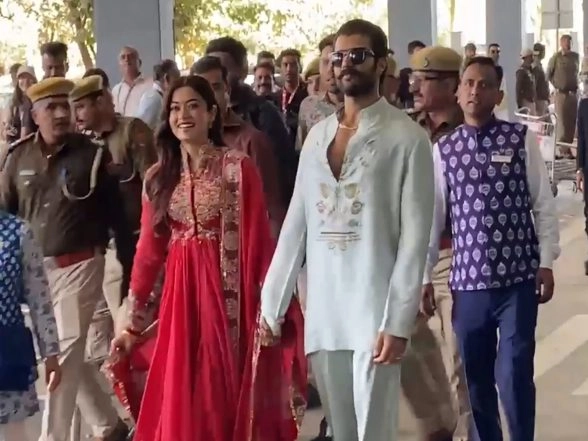 Entertainment News | Just Married Vijay Deverakonda-Rashmika Mandanna Meet, Greet Fans