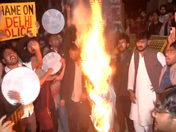 India News | JNU Students Burn Effigy of Vice Chancellor over Casteist , Racist Remarks