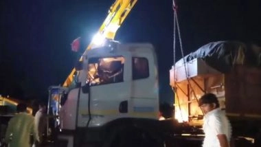 India News | Truck Collides with Bus in Maharashtra's Jalgaon; Traffic Movement Affected