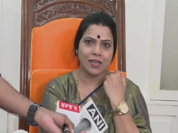 India News | Mumbai Mayor Ritu Tawde Dismisses Reports on Using Expensive Watch, Says Its a Gift from Her Children