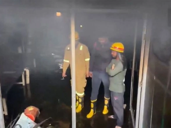 India News | UP: Fire Breaks out in  Mainpuri, Engulfs E-rickshaw Agency, Chinese Warehouse and Clinic; No Casualties Reported