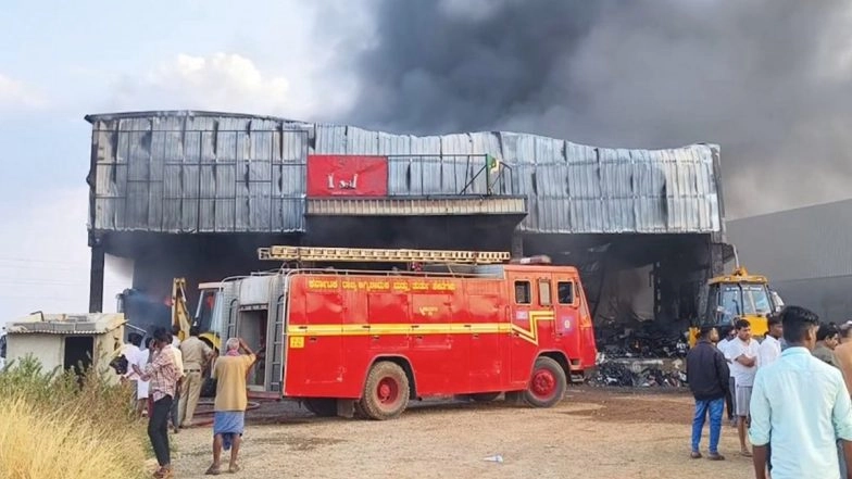 Hubballi Fire: Blaze Erupts at Electronics Warehouse in Karnataka's Kusugal Road; Losses in Crores (Watch Video)