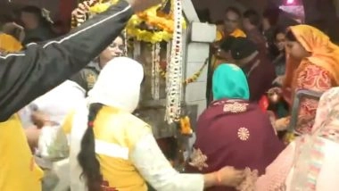 Mahashivaratri 2026: Devotees Throng Kashi Vishwanath Temple in Varanasi To Seek Lord Shiva’s Blessings (Watch Videos)