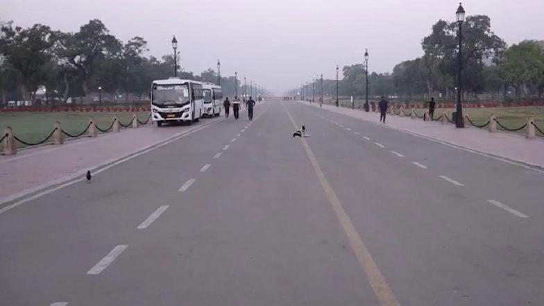 Delhi Air Pollution: Air Quality Index Remains ‘Poor’ for 5th Straight Day As Temperatures Rise (Watch Video)