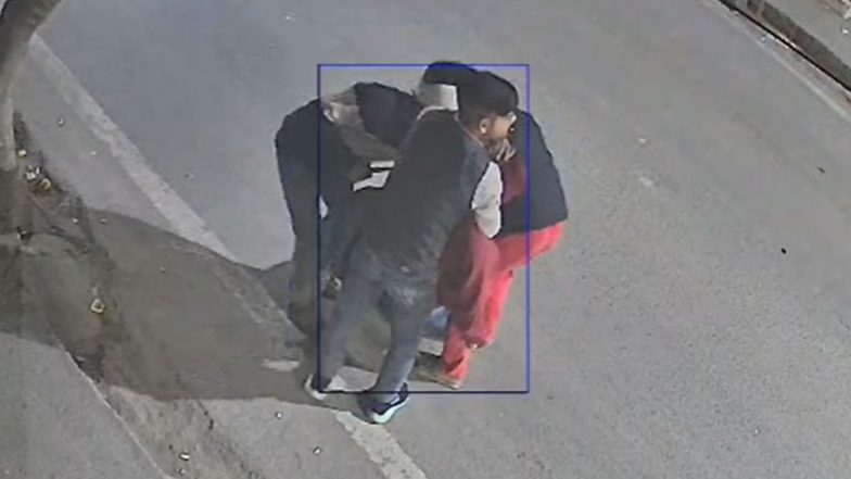 ‘Gala Ghotu’ Gang Strikes in Delhi: Maujpur Robbery Caught on Camera, Victim Assaulted Late Night