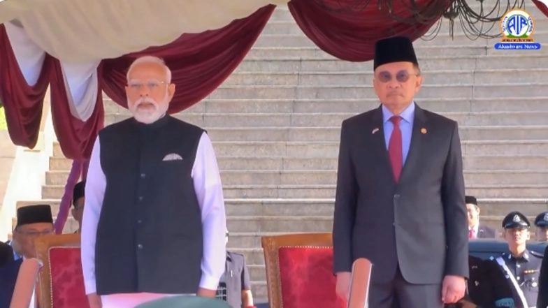 PM Narendra Modi Receives Ceremonial Welcome, Guard of Honour at Perdana Putra in Malaysia (Watch Videos)
