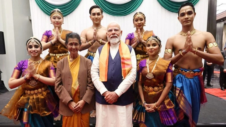 PM Modi in Malaysia: Prime Minister Narendra Modi Immersed in Indian Cultural Traditions As Diaspora Welcomes Him to Kuala Lumpur (See Pics and Video)